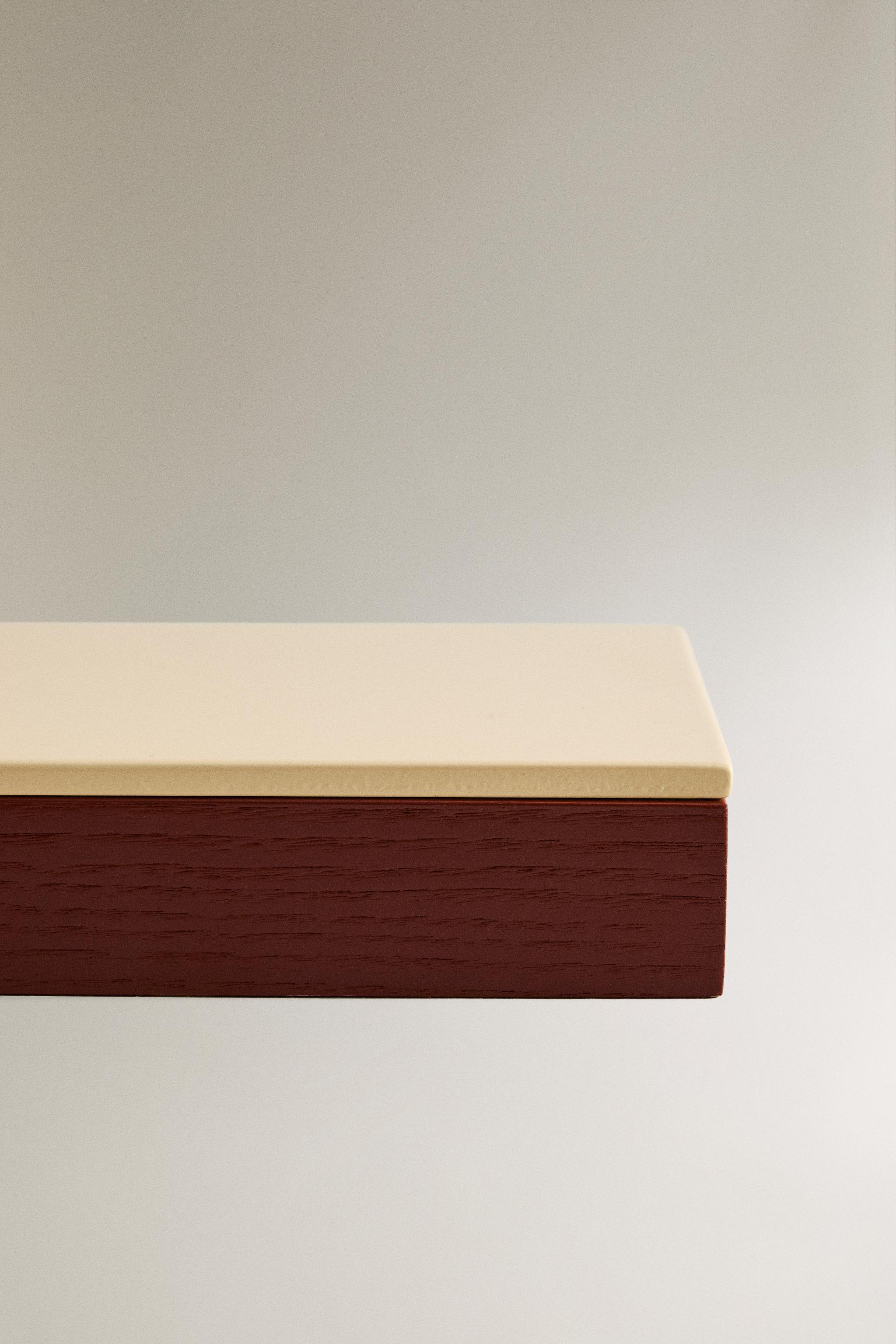 LACQUERED BOX WITH LID I COLIN KING
